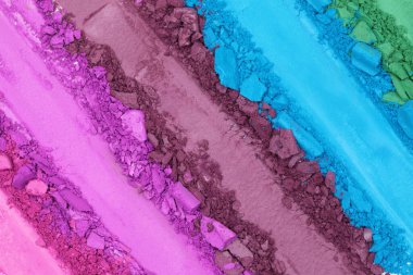 Kırık ve parçalanmış göz farı paleti, fırça darbeleri, arka plan için yakın plan, üst görüş. Örnek kozmetik konsepti