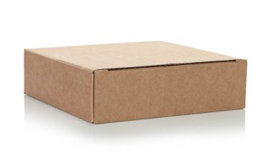 Şeffaf bir arkaplanda izole edilmiş ince bir Kraft karton kutu. Minimum, çevre dostu ambalaj konsepti, depolama, hediyeler, nakliyat ve ürün sunumu için çok yönlü