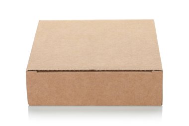Şeffaf bir arkaplanda izole edilmiş ince bir Kraft karton kutu. Minimum, çevre dostu ambalaj konsepti, depolama, hediyeler, nakliyat ve ürün sunumu için çok yönlü