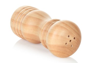 Tahta tuzluk, şeffaf bir arkaplanda izole edilmiş, net detaylara odaklanmış. Doğal kırsal mutfak aksesuarı, yemek, yemek ve baharat için ekolojik alet.