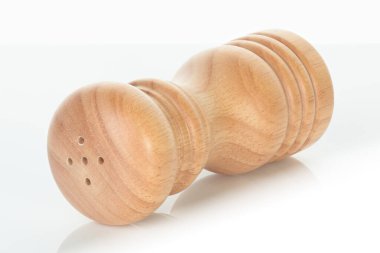 Tahta tuzluk, şeffaf bir arkaplanda izole edilmiş, net detaylara odaklanmış. Doğal kırsal mutfak aksesuarı, yemek, yemek ve baharat için ekolojik alet.