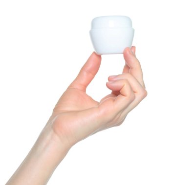 Kadın eli beyaz bir kozmetik krem kavanozu tutuyor, şeffaf bir arka plan yakın plan, kozmetik reklamları için şablon