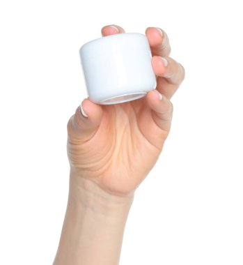 Kadın eli beyaz bir kozmetik krem kavanozu tutuyor, şeffaf bir arka plan yakın plan, kozmetik reklamları için şablon