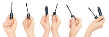 Kirpik rimel ve arkaplanda izole edilmiş fırça tutan bir çift insan eli. Kozmetik, tımar ve yaratıcı projeler için güzellik ve makyaj kolajı