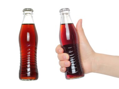 Şeffaf arka planda izole edilmiş kola şişesini tutan bir insan eli. İçecek ve içecek kolajı ferahlatıcı, gündelik ve yaratıcı projeler için