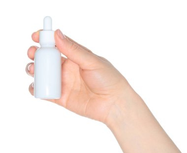 İnsan eli, şeffaf arka planda izole edilmiş beyaz kozmetik şişeyi tutuyor. Güzellik ve cilt fotoğrafı kozmetik, sağlık ve yaratıcı projeler için.