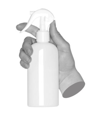 Gri elli, çağdaş sanat tarzı şeffaf arka planda izole edilmiş kozmetik sprey şişesi tutuyor. Güzellik tasarımı, cilt tasarımı, kozmetik reklamcılık ve modern sanat kavramları için mükemmel.