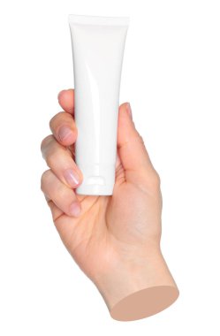 Kadın eli beyaz bir kozmetik krem tüpü tutuyor, şeffaf bir arka plan yakın plan, kozmetik reklamları için şablon. Çağdaş sanat