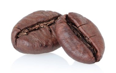 Tam odaklı kavrulmuş kahve çekirdekleri, şeffaf arka planda izole edilmiş. Kahve reklamcılığı, ambalaj tasarımı ve kafe markalaşma projeleri için mükemmel.