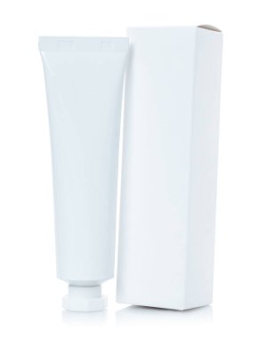 Beyaz kutulu beyaz kozmetik krem tüpü, şeffaf bir arka planda izole edilmiş. Cilt bakımı, güzellik, hijyen ve ambalaj tasarımı projeleri için ideal