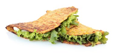 Sebzelerle dolu taze sebzeli taco, şeffaf bir arka planda izole edilmiş. Yemek tasarımı, sağlıklı beslenme, restoran menüleri ve Meksika mutfağı kavramları için mükemmel.