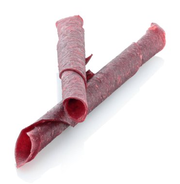 Meyve Pastila rulo tüp, şeffaf arka planda izole. Kurutulmuş meyve püresinden yapılan tatlı, sağlıklı tatlı konsepti.