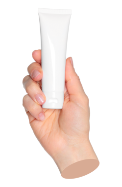 Kadın eli beyaz bir kozmetik krem tüpü tutuyor, şeffaf bir arka plan yakın plan, kozmetik reklamları için şablon. Çağdaş sanat