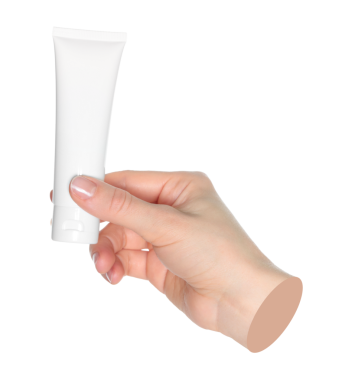 Kadın eli beyaz bir kozmetik krem tüpü tutuyor, şeffaf bir arka plan yakın plan, kozmetik reklamları için şablon. Çağdaş sanat