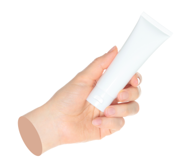 Kadın eli beyaz bir kozmetik krem tüpü tutuyor, şeffaf bir arka plan yakın plan, kozmetik reklamları için şablon. Çağdaş sanat
