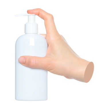 Beyaz bir sabun makinesi tutan kadın elleri, şeffaf bir arka planda kapalı, kozmetik reklamları için şablon. Çağdaş sanat