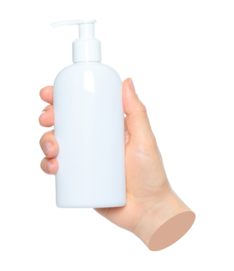 Beyaz bir sabun makinesi tutan kadın elleri, şeffaf bir arka planda kapalı, kozmetik reklamları için şablon. Çağdaş sanat