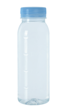 Şeffaf bir arkaplanda izole edilmiş plastik bir şişe tatlı su. İçecek tasarımı, markalaşma, reklam ve ambalaj projeleri için mükemmel.