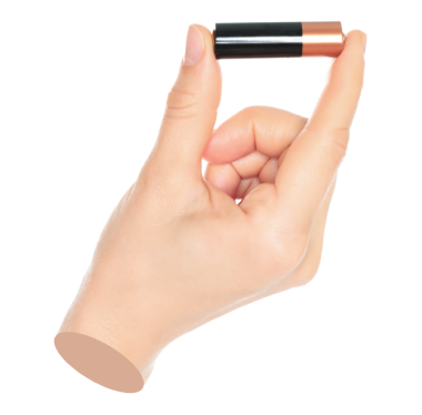 Kadının elinde pil var, şeffaf bir arka planda izole edilmiş, enerji pilleri ve enerji tasarrufu kavramı. Çağdaş sanat