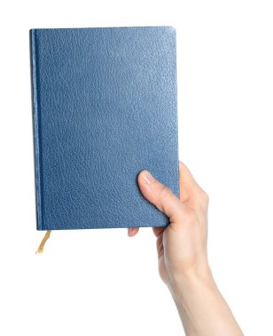 Metni olmayan, şeffaf bir arkaplanda izole edilmiş, modern bir kitabı tutan kişi. Tasarım, markalaşma, kapak sunumu veya reklam projeleri için mükemmel bir model.