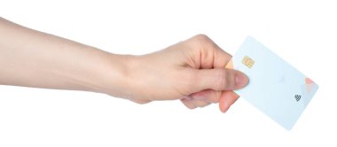 Elinde çip olan bir banka kartı var, şeffaf bir arkaplanda izole edilmiş. Finans, ödeme, bankacılık, dijital işlemler ve güvenlik temalı projeler için ideal