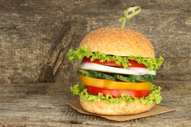 Çiğ sebze ile sağlıklı vejetaryen burger