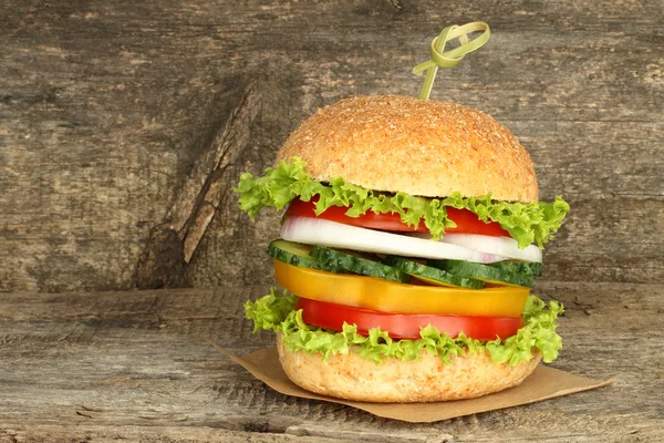 生の野菜と健康な菜食主義者バーガー — ストック写真