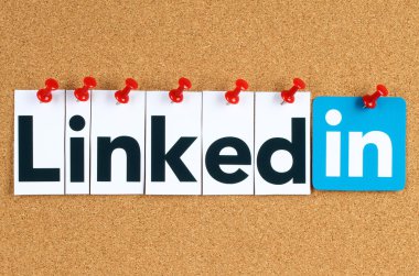 Cork bulletin board tutturulmuş LinkedIn logo işareti.