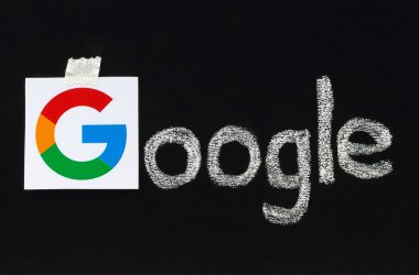 Yeni Google logo yazı ile tebeşir tahtası üzerinde yazma bitirmek