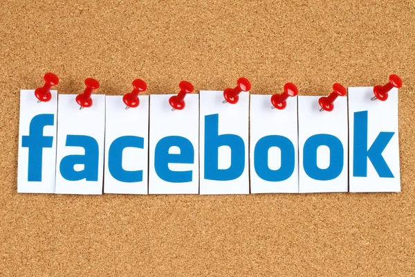 Facebook logo znak przypięte na korek bulletin board. — Zdjęcie stockowe