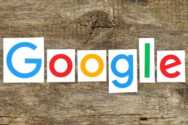 Eski ahşap üzerine yeni Google logo