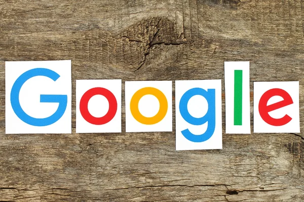 Nouveau logotype Google sur vieux bois — Photo