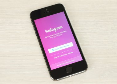 Instagram giriş sayfası ile iPhone