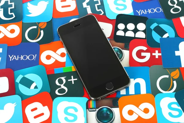 著名社会媒体图标与 iphone 的背景 — 图库照片