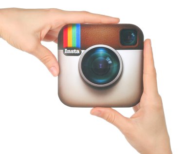 Ellerini Instagram logosu beyaz arka plan üzerinde kağıda basılı tutun. Instagram olduğunu bir online Mobil fotoğraf paylaşımı, video paylaşım Servisi