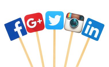 Sosyal medya logosu işaretleri kağıt üzerine yazdırılan tahta çubuğa kopyaladım ve kesmek seçme: Facebook, Twitter, Google Plus, Instagram ve LinkedIn