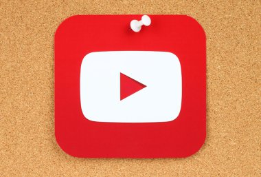 YouTube Logo kağıda basılmış ve mantar bulletin board tutturulmuş. YouTube bir video paylaşım web sitesidir