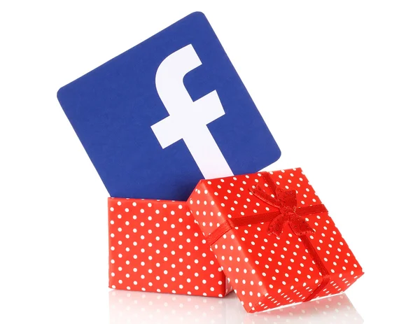 Logo Facebook imprimé sur papier et mis dans une boîte cadeau sur fond blanc. Facebook est un service de réseaux sociaux bien connu — Photo