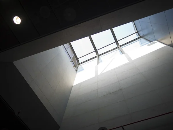 モダンな quardrilateral の天井までの窓 — ストック写真