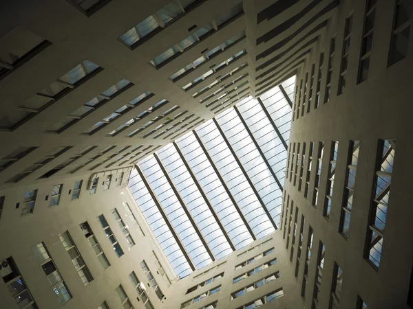 モダンな quardrilateral の天井までの窓 — ストック写真