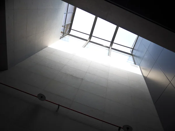 Moderne quardrilateral plafond venster — Stockfoto