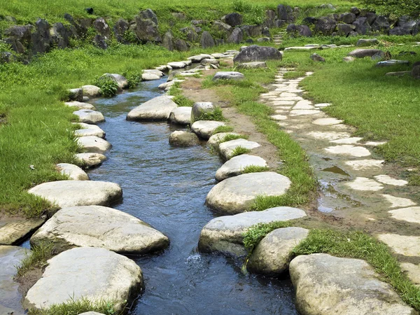 Pedras de passo rochosas ao longo do rio — Fotografia de Stock