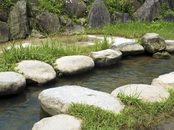 Rocky Stepping Stones podél řeky — Stock fotografie