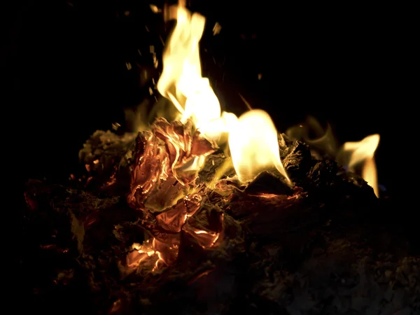 Tradition chinoise de brûler de l'argent fantôme — Photo
