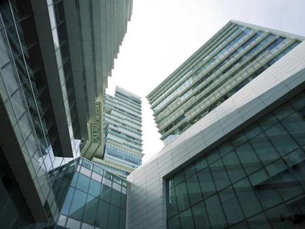 Vue de dessous des gratte-ciel de bâtiment de grande hauteur, conception d'entreprise — Photo