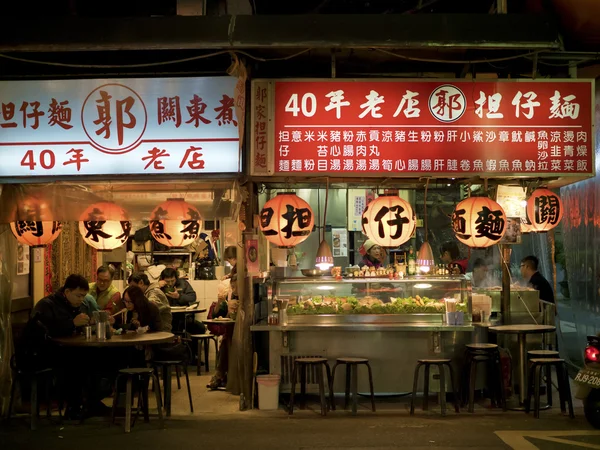 Vista de la gente comiendo en el restaurante en Liaoning Street mar noche —  Fotos de Stock