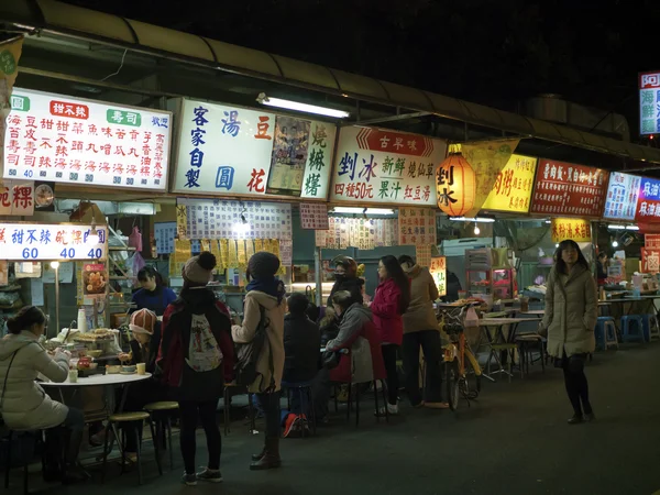 Vista de la gente comiendo en el restaurante en Liaoning Street mar noche —  Fotos de Stock
