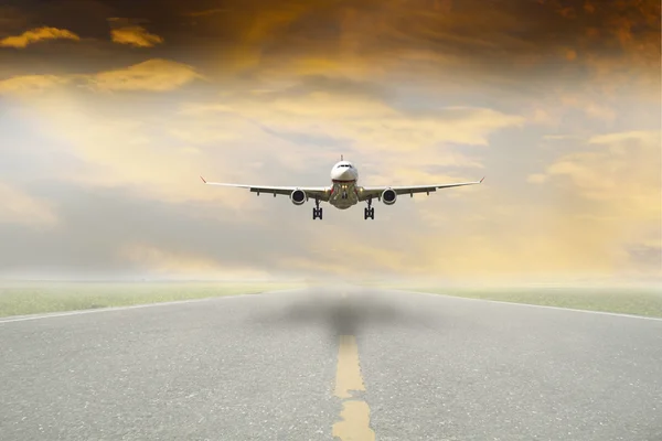 Airplane trying to land in a fog — Stock Photo, Image