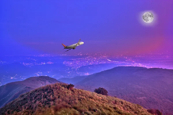 Avión que vuela por la noche —  Fotos de Stock