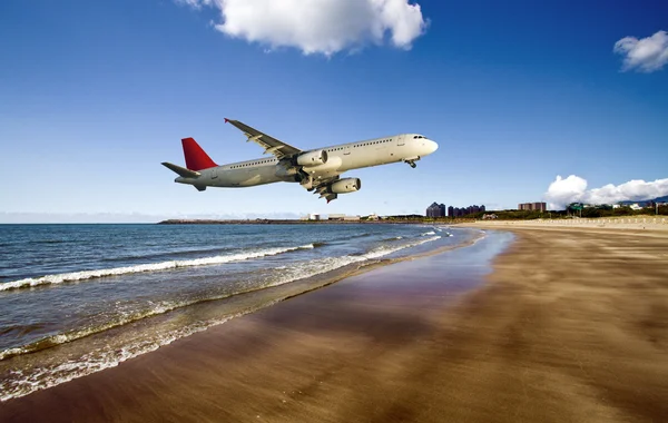 Самолет пролетает над пляжем — стоковое фото
